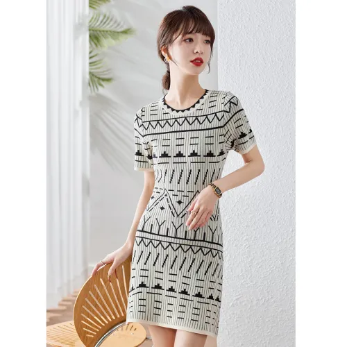 Love Elaine Short Sleeved Dress Slim Fit Women's Apricot