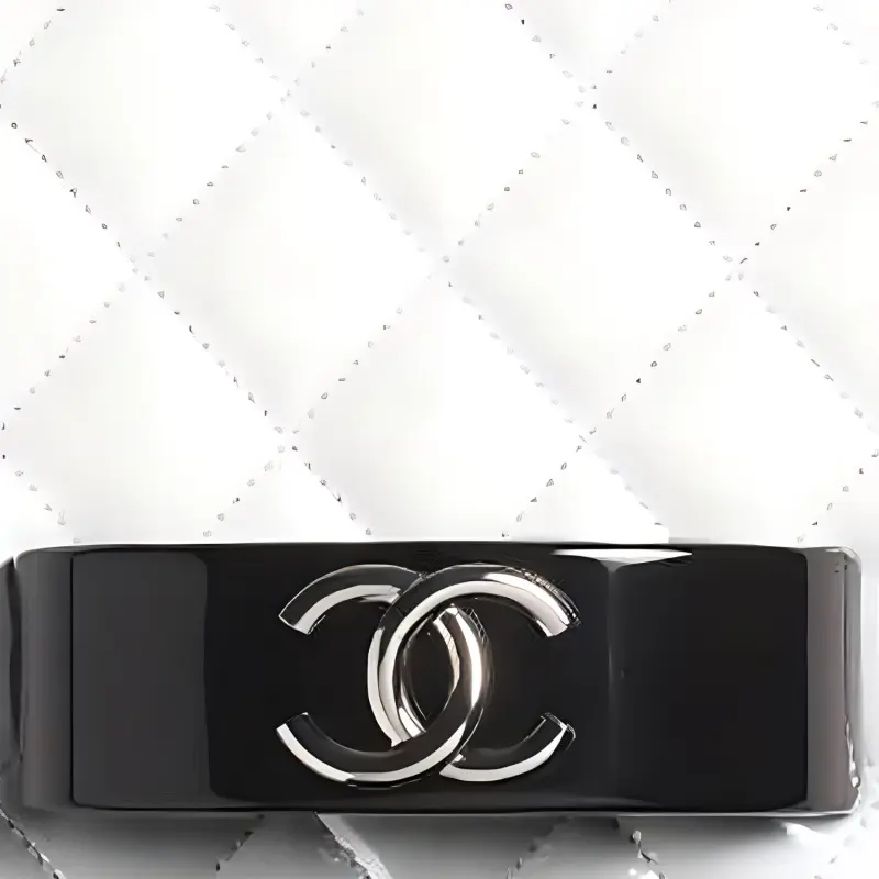 CHANEL 21K Winter Goatskin Patent Leather, Resin Glass Clutch, Makeup Box, Makeup Bag Women's White-1