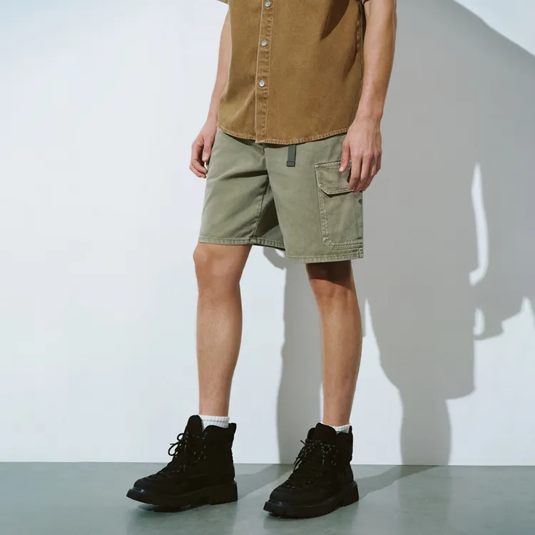 URBAN REVIVO Casual Shorts Men Gray Green-3