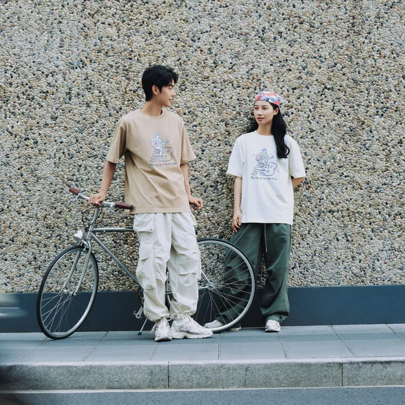 New Balance x PK SHEJISHILIANMINGKUAN Centripetal Life Illustration Series T Shirt Unisex Khaki-8