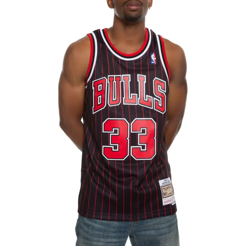 Mitchell & Ness Chicago Bulls Alternate 1995 96 Scottie Pippen Swingman Jersey-2
