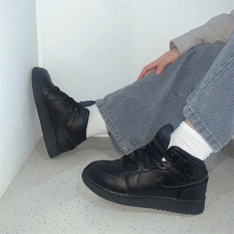 Jordan 1 Mid Triple Black GS-3