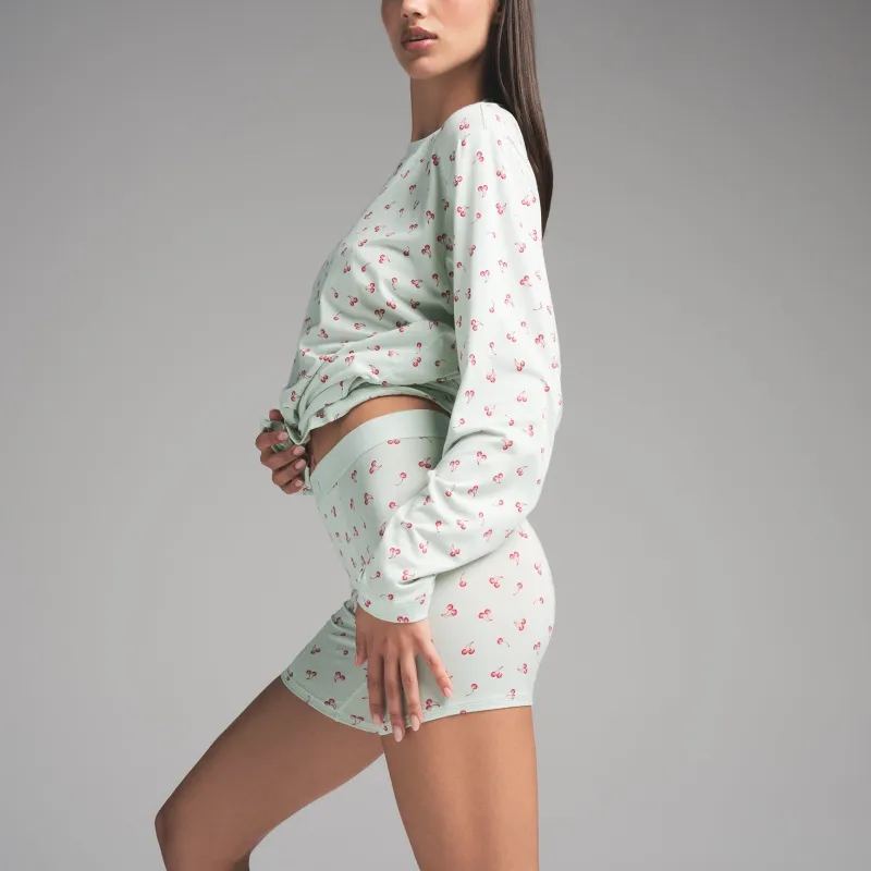 SKIMS Valentine's Day Collection SS25 BOYFRIEND LONG SLEEVE AND BOXER SET Pajama Set Unisex Cloud Cherry Print-2