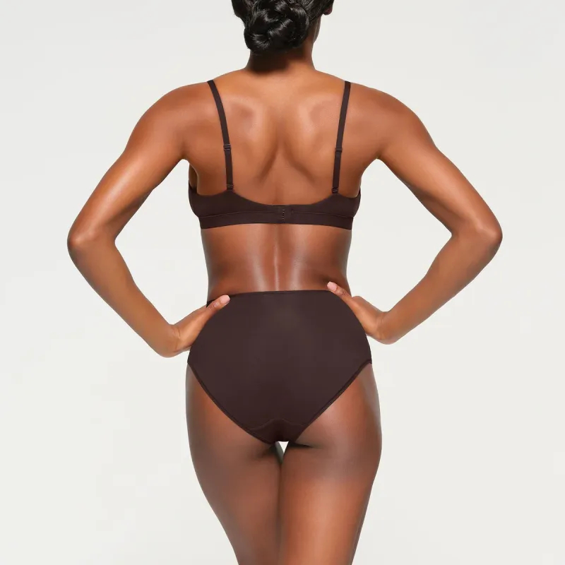 SKIMS FITS EVERYBODY CROSSOVER BRALETTE Bra Women's Front Desk Shown Color Name ESPRESSO/Espresso Color-2