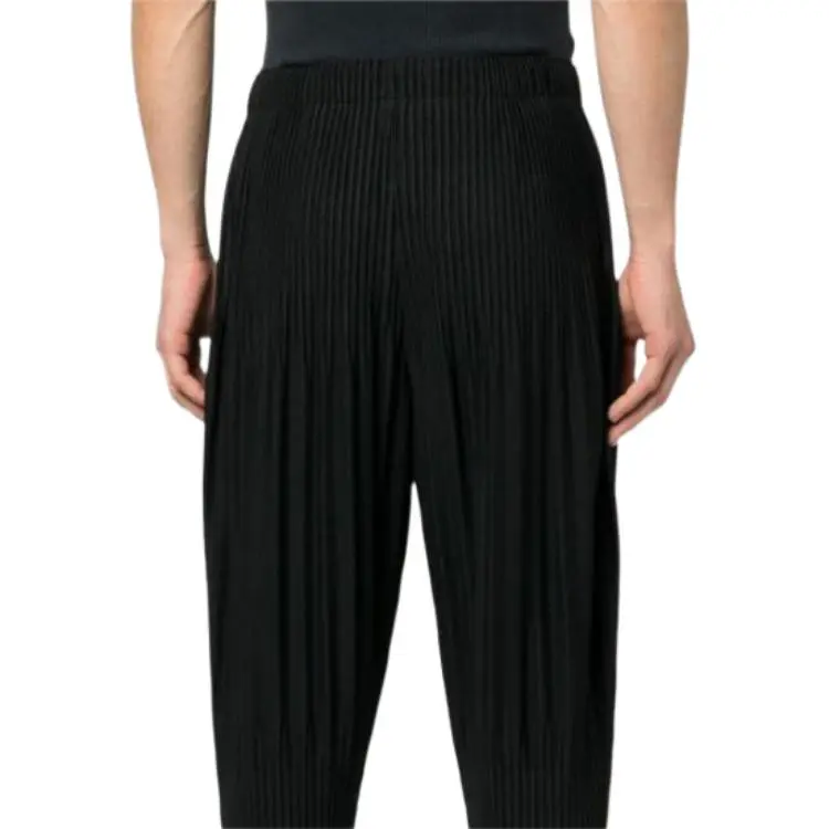 ISSEY MIYAKE Pleated Tapered Cropped Trousers-4