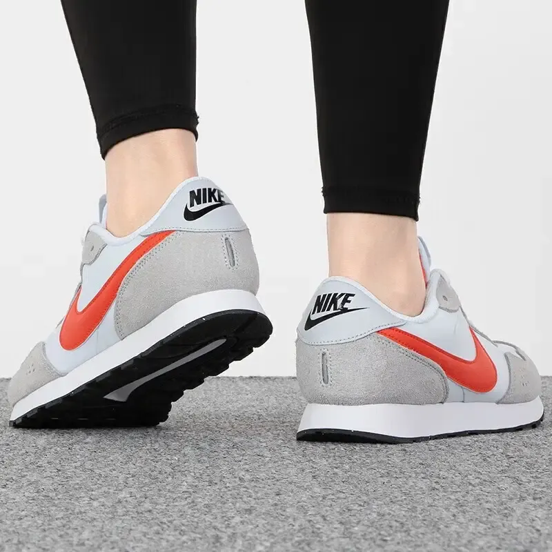 Nike MD Valiant GS 'Pure Platinum Picante Red'-2