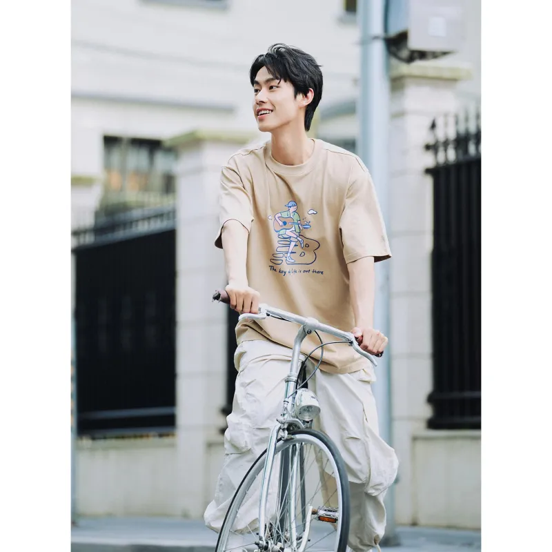 New Balance x PK SHEJISHILIANMINGKUAN Centripetal Life Illustration Series T Shirt Unisex Khaki-10