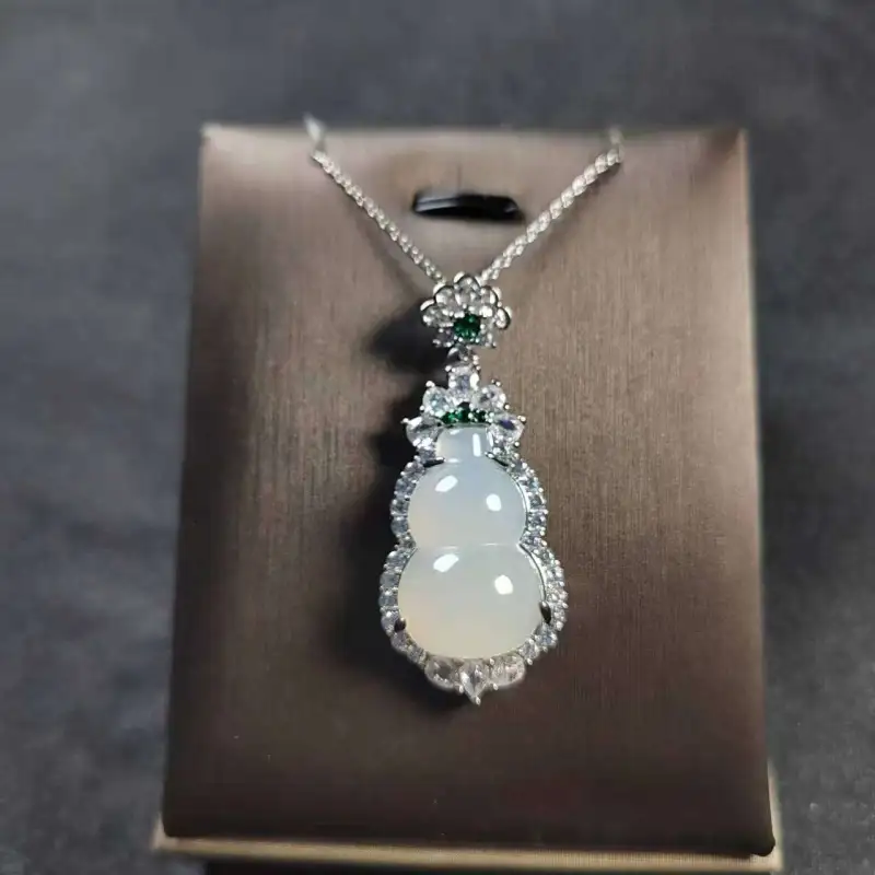 JUNWEN Chalcedony Necklaces Unisex-1