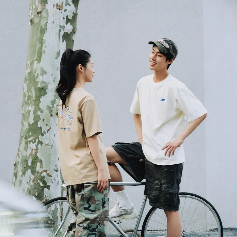 New Balance x PK SHEJISHILIANMINGKUAN Centripetal Life Illustration Series T Shirt Unisex Khaki-9