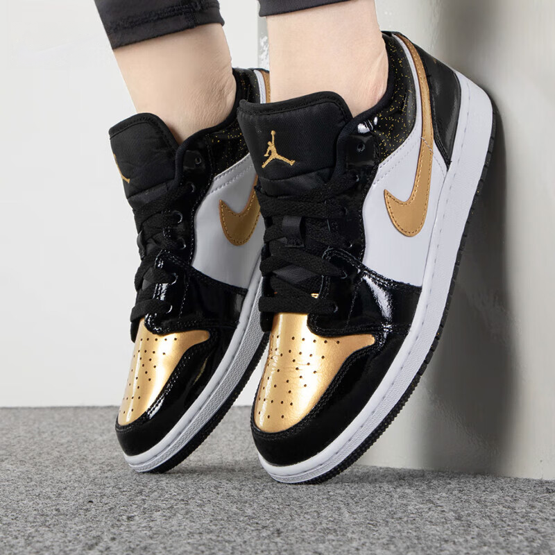 retro 1 metallic gold on feet