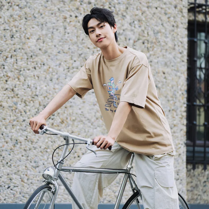 New Balance x PK SHEJISHILIANMINGKUAN Centripetal Life Illustration Series T Shirt Unisex Khaki-11