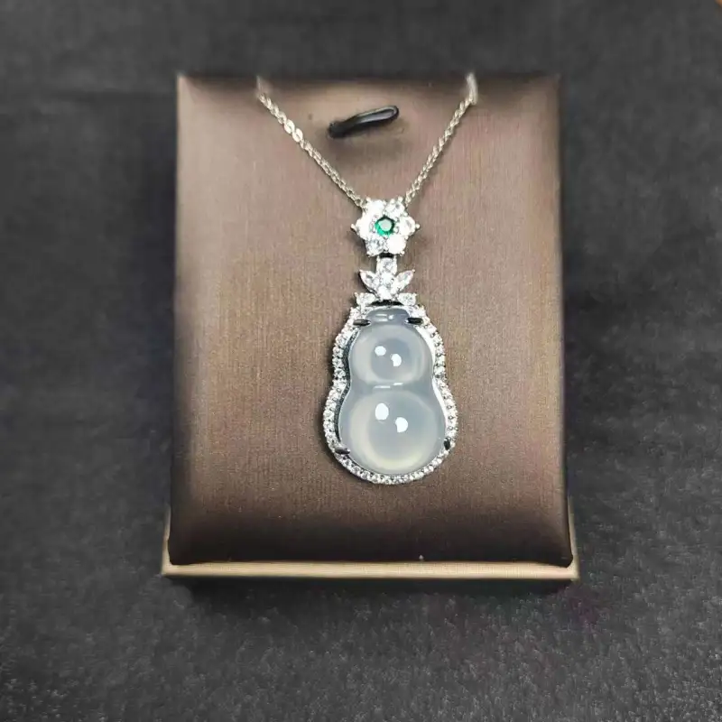 JUNWEN Chalcedony Necklaces Unisex-1