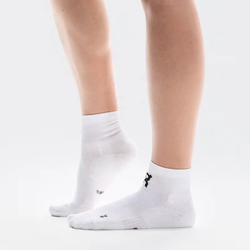 On Core Run Sock Mid 2P Mid Calf Socks Unisex 2 Pack White-1