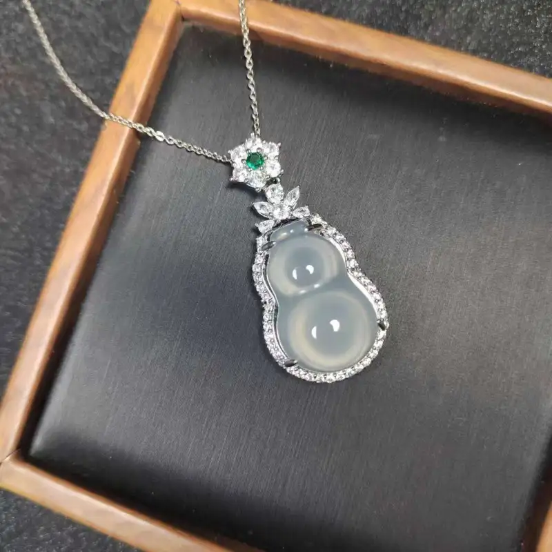 JUNWEN Chalcedony Necklaces Unisex-4