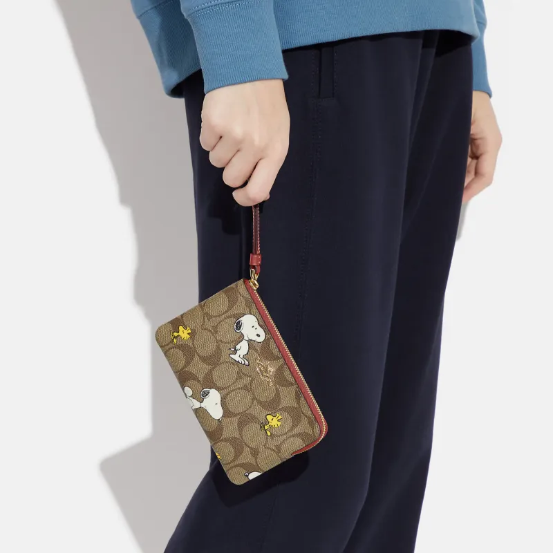 Snoopy X COACH Wristlet Clutches-5