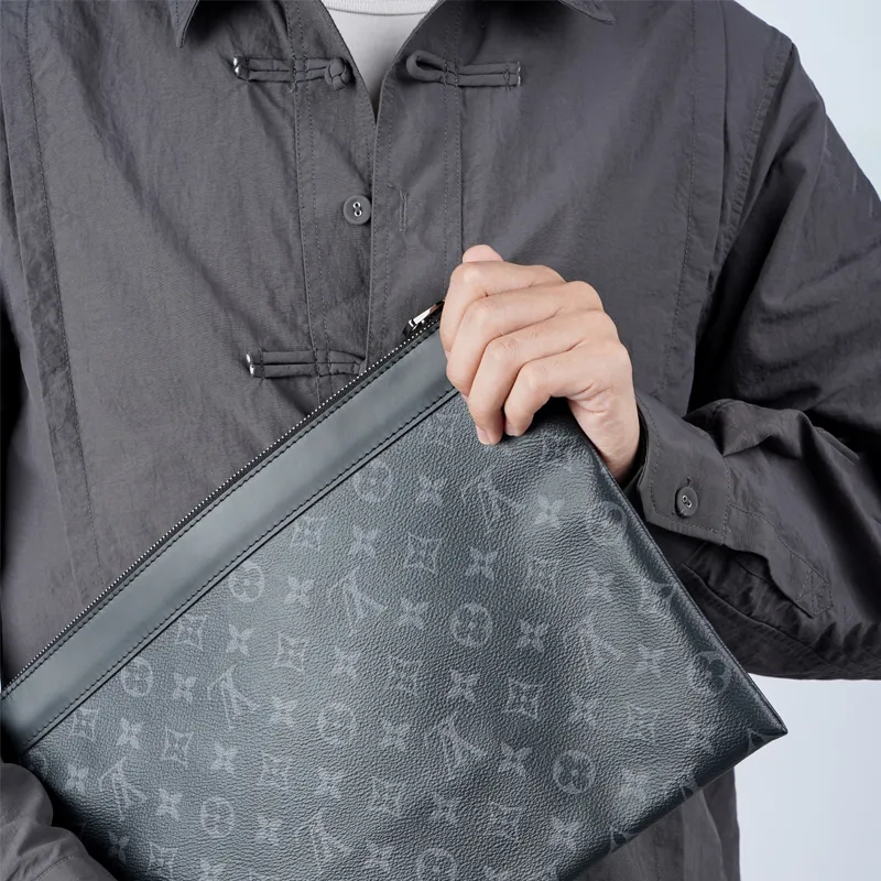 LOUIS VUITTON Discovery Pochette Monogram Eclipse Canvas-6
