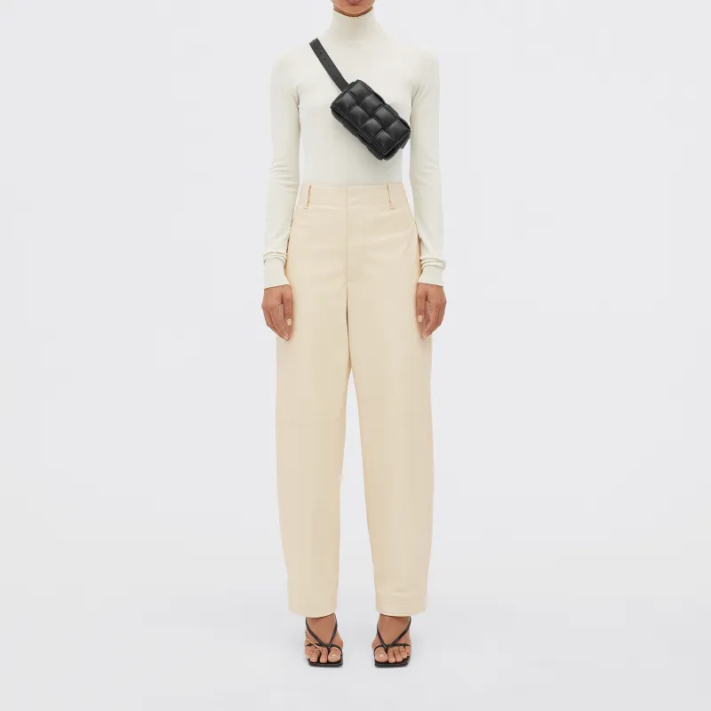 Bottega Veneta Padded Cassette Belt Bag Intreccio Black-5