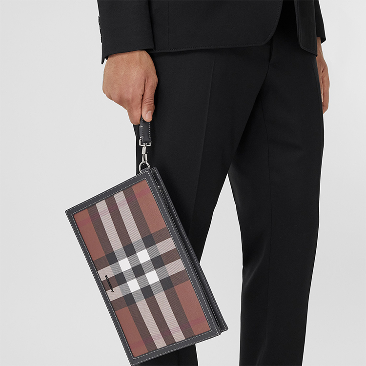 【関税＆送料込み】Burberry Clutches & Pouches Burberry Snip Chain Clutch | Neutrals | FARFETCH