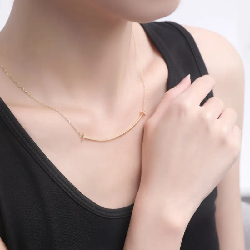 TIFFANY & CO. Pre Owned 2010s 18K Yellow Gold Small T smile Necklace-1