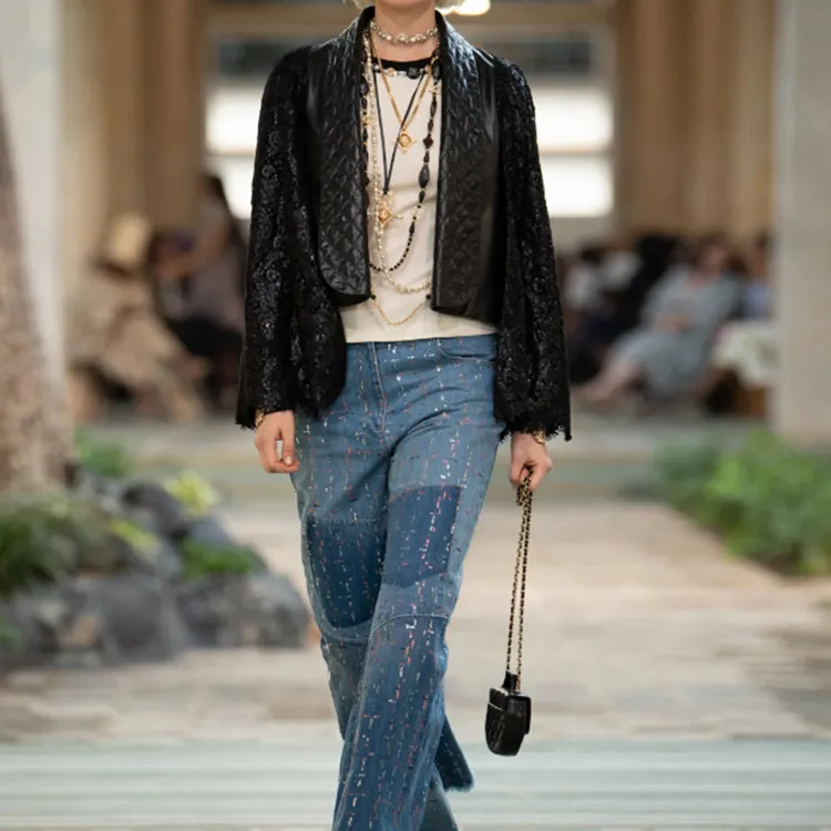CHANEL Shiny Calfskin Shoulder Bag, Crossbody Bag Women's Black-5