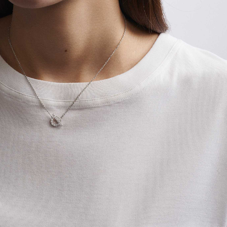 胸元に洗練を添える HERMES Pendentif Finesse ペンダント org.jpg