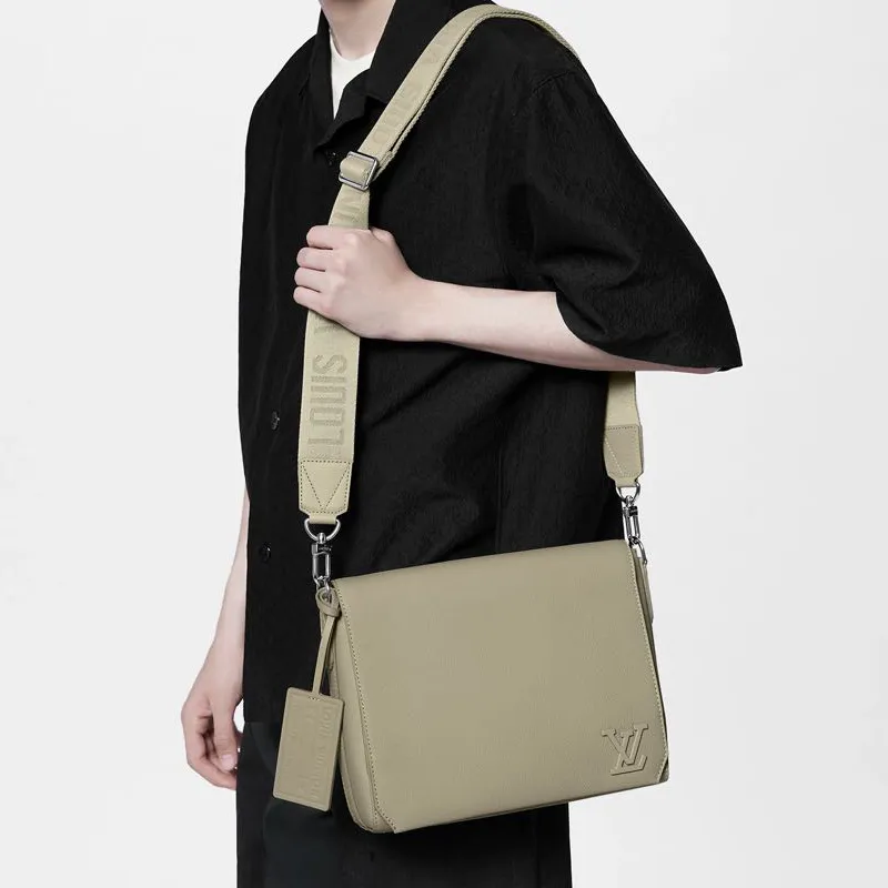 LOUIS VUITTON Takeoff Messenger-7