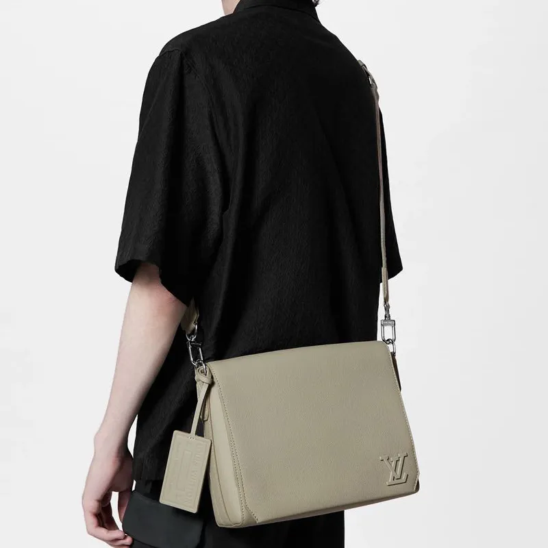 LOUIS VUITTON Takeoff Messenger-6
