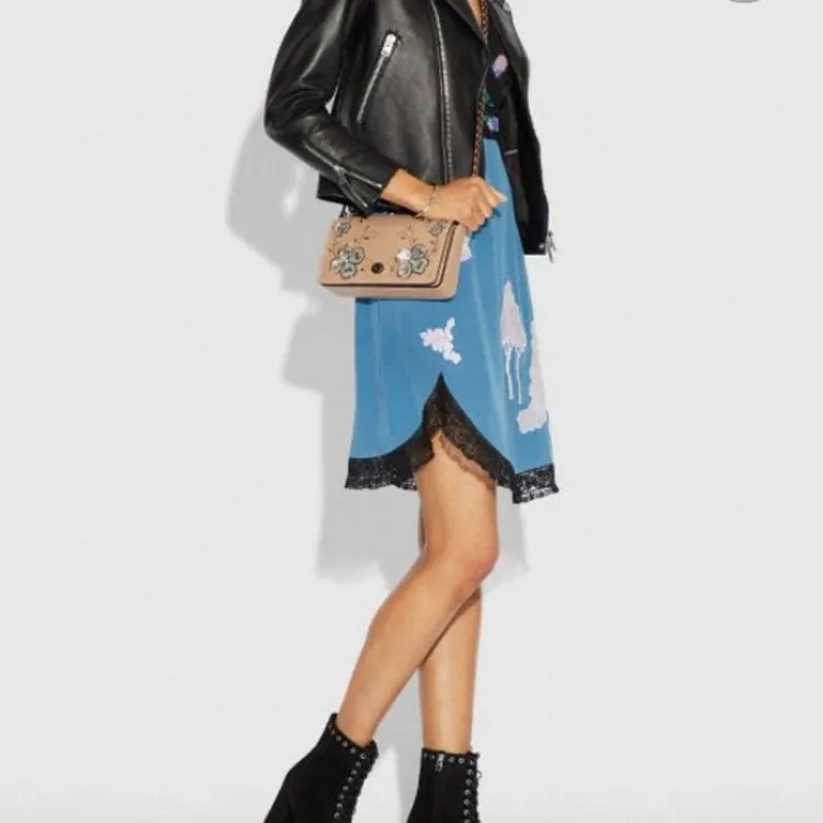 COACH Dinky Gloves Made Of Tanned Leather Shoulder Bag Crossbody Bag Medium Size Women's Beech Wood Color-3