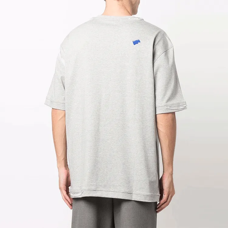 T-shirt technique pour femmes avec dos à imprimé camouflage dans diverses nuances de gris