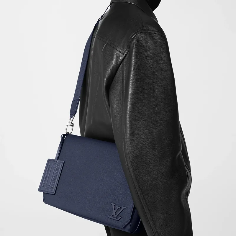LOUIS VUITTON Takeoff Messenger-5