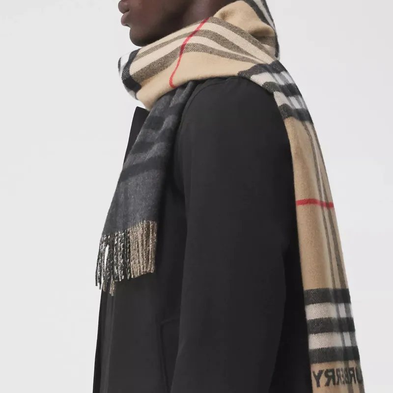 Burberry Contrast check Cashmere Scarf-3