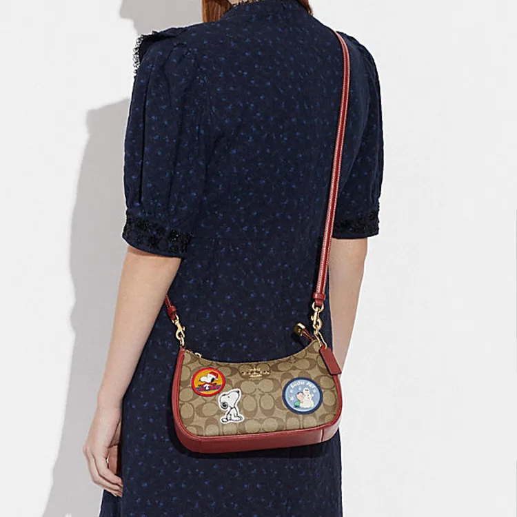 COACH X Peanuts Snoopy Teri 25 Shoulder Bag-3