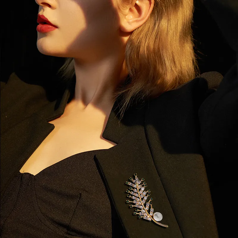 Eternelle Brooches Women's Brilliant Gold-1