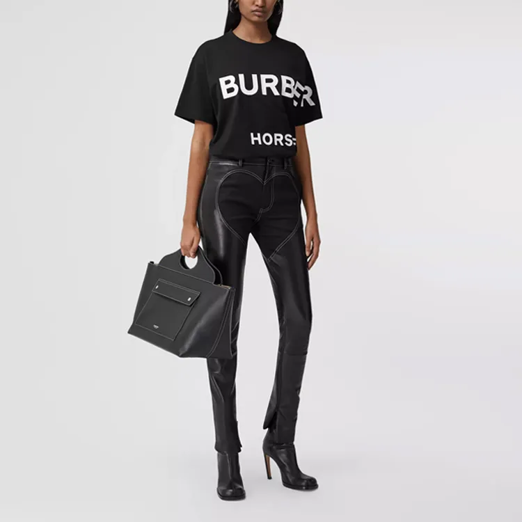 Burberry Women'ss Horseferry Print Cotton Oversized T Shirt Black/White-5