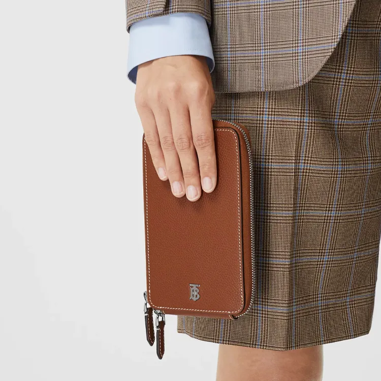 Burberry Grain Texture Leather Protective Case Cell Phone Pouch Unisex Tan-4
