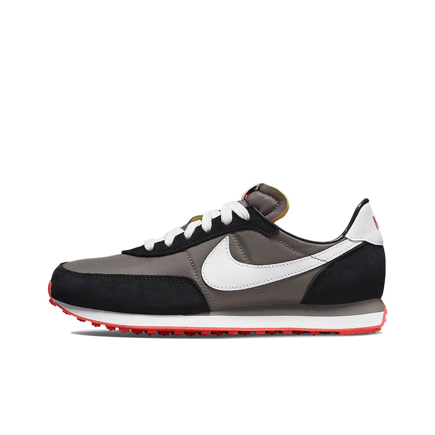nike waffle trainer black and white