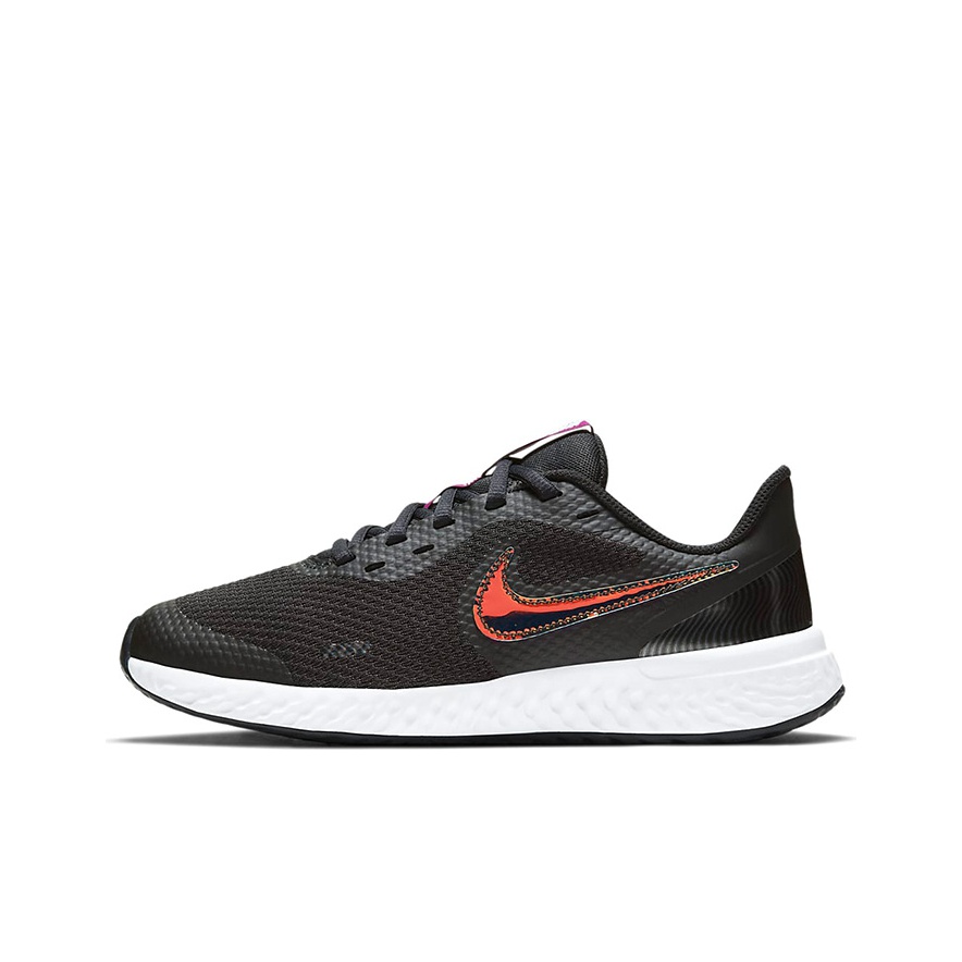 nike running quest 3 trainers in black and pink