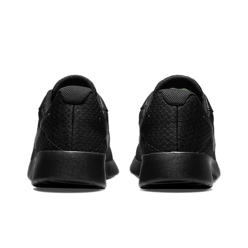 Nike tanjun se triple black hotsell