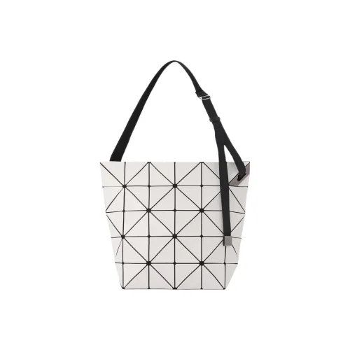 ISSEY MIYAKE Shoulder Bags