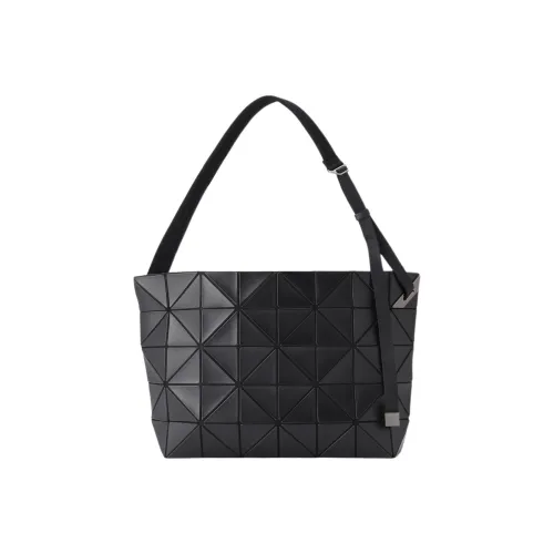 ISSEY MIYAKE Shoulder Bags