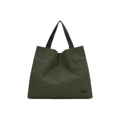 ISSEY MIYAKE Shoulder Bags