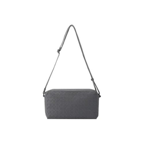 ISSEY MIYAKE Unisex Kuro Saddle Messenger bag