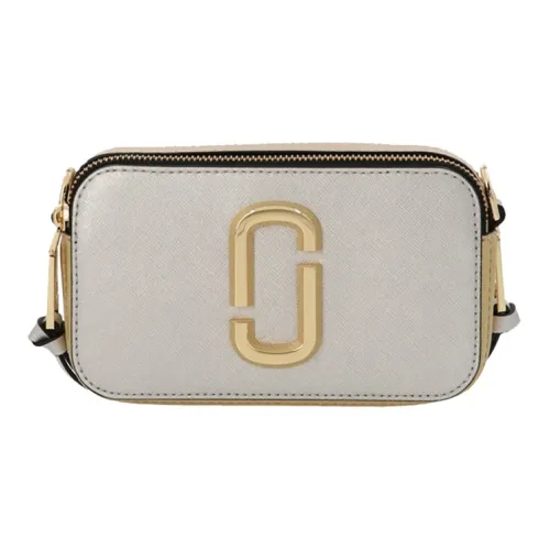 Hilary was carrying a completely different type of Marc Jacobs baby bag the