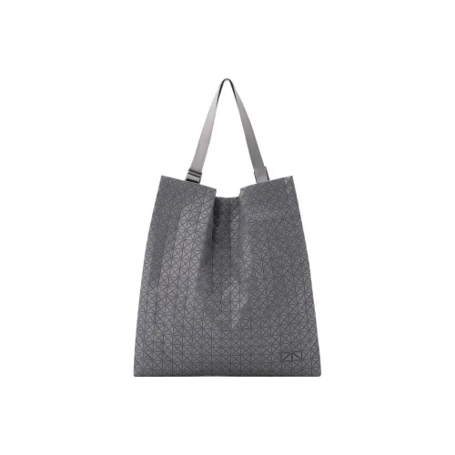 ISSEY MIYAKE Shoulder Bags