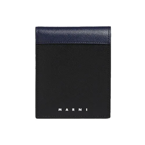 et Marni déclinent leurs modèles dans différentes matières comme le cuir