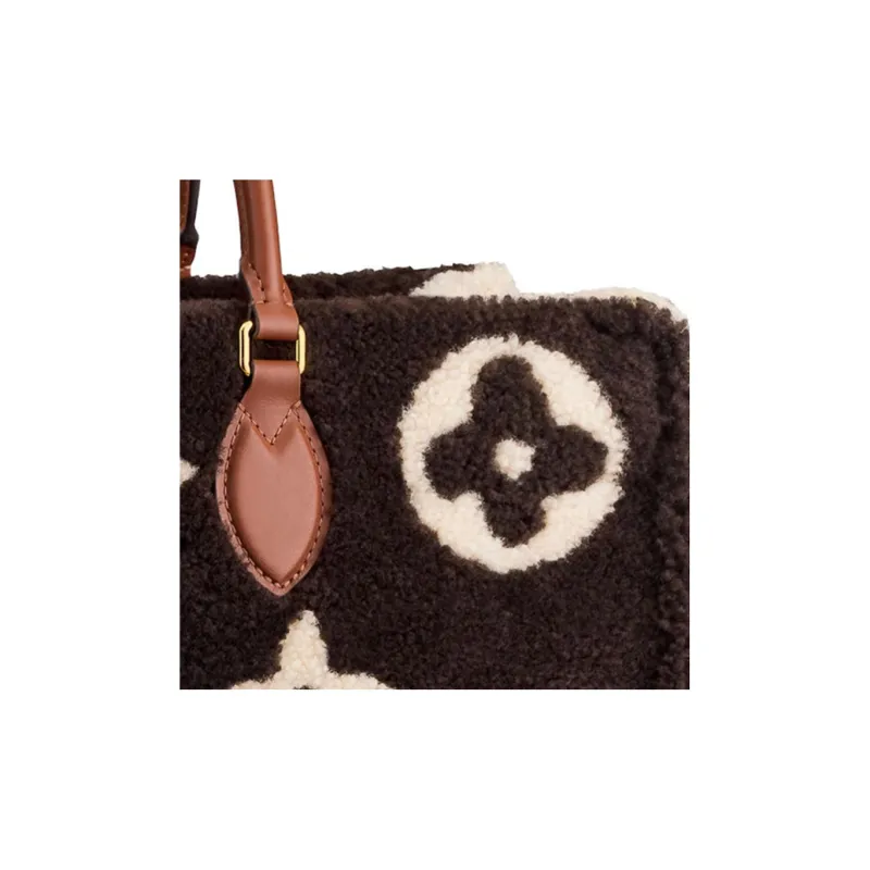LOUIS VUITTON Onthego Monogram Teddy Fleece Brown-4
