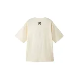 Das Tragen dieses adidas Must Haves T-Shirts zeigt das