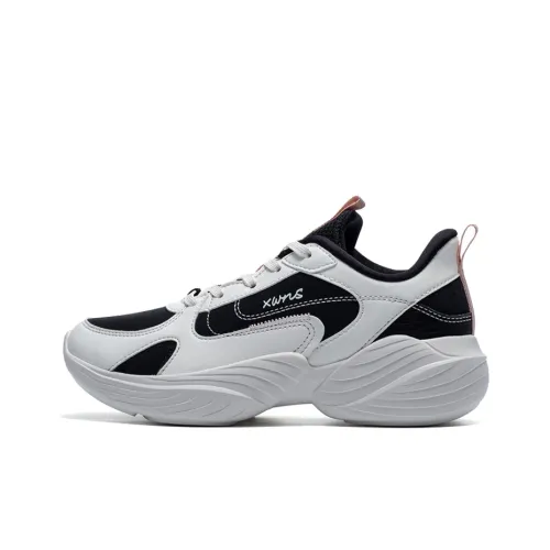 XTEP Training Shoes Women's Low Top Black/White