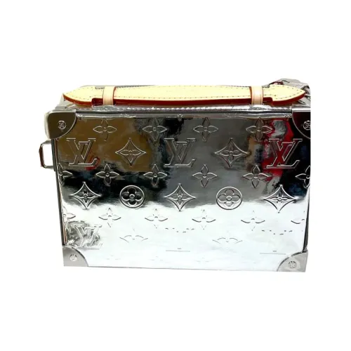 LOUIS VUITTON Clutches