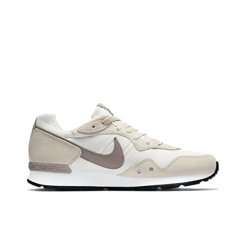 Nike Venture Runner Fossil-1